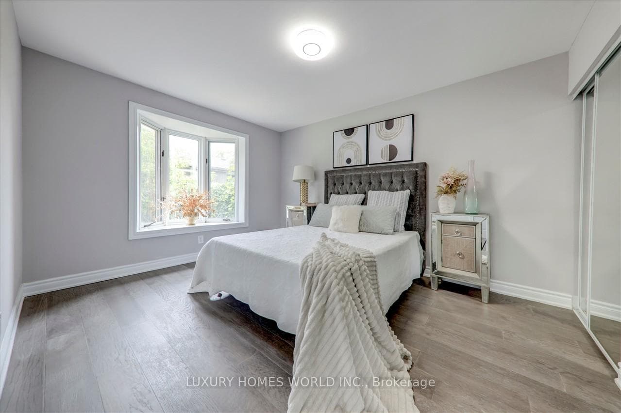 951 Essa Crescent photo 12