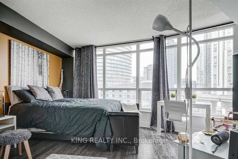 550 Queens Quay Unit 711 photo 11