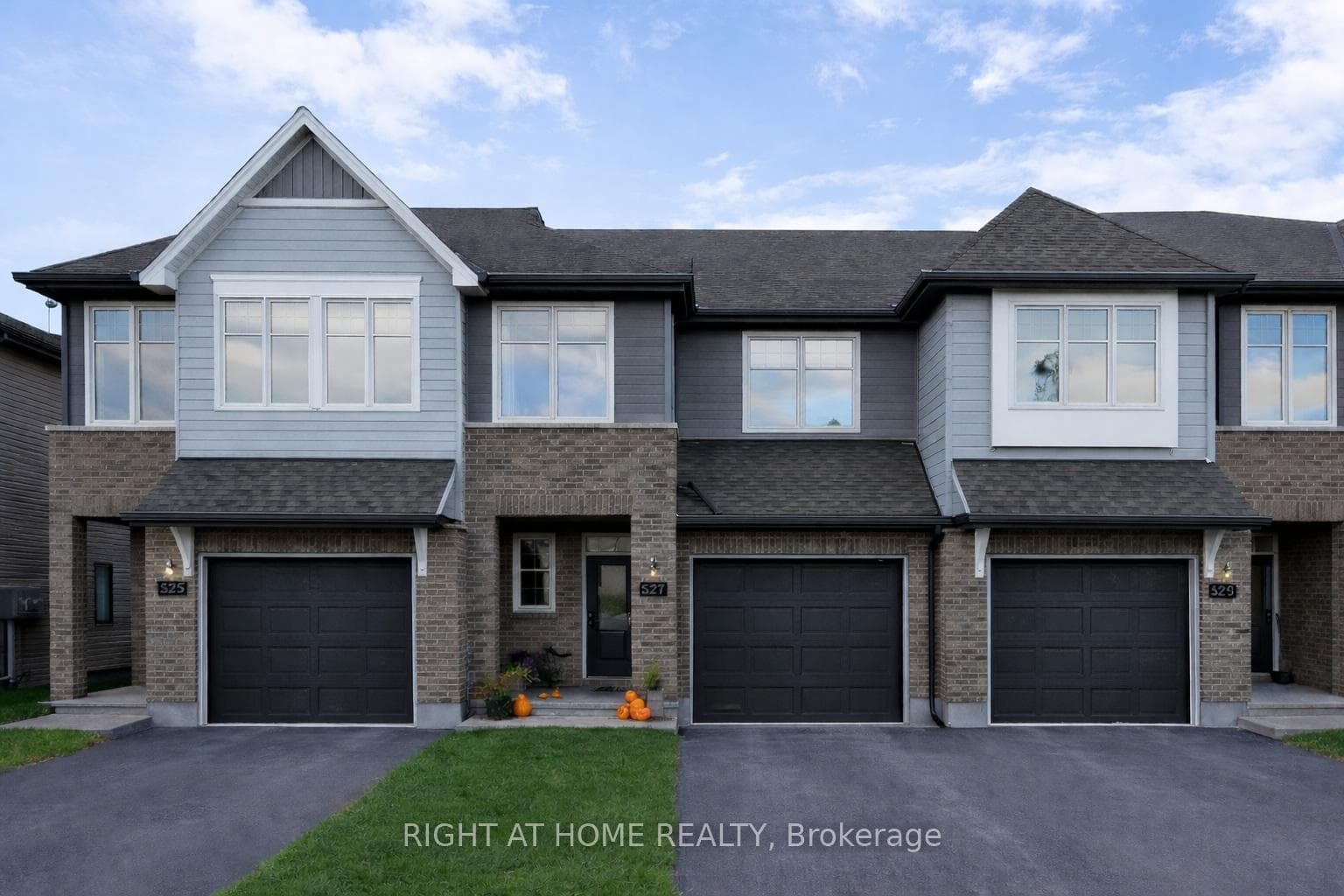 527 Sonmarg Crescent photo 1