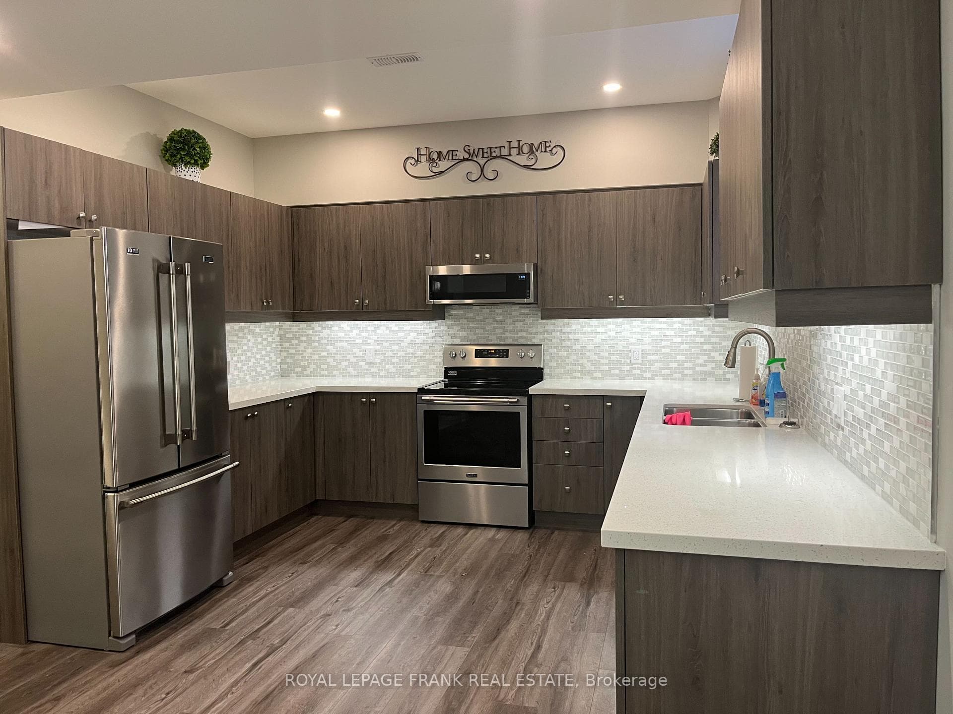 16044 Simcoe Street Unit B photo 2