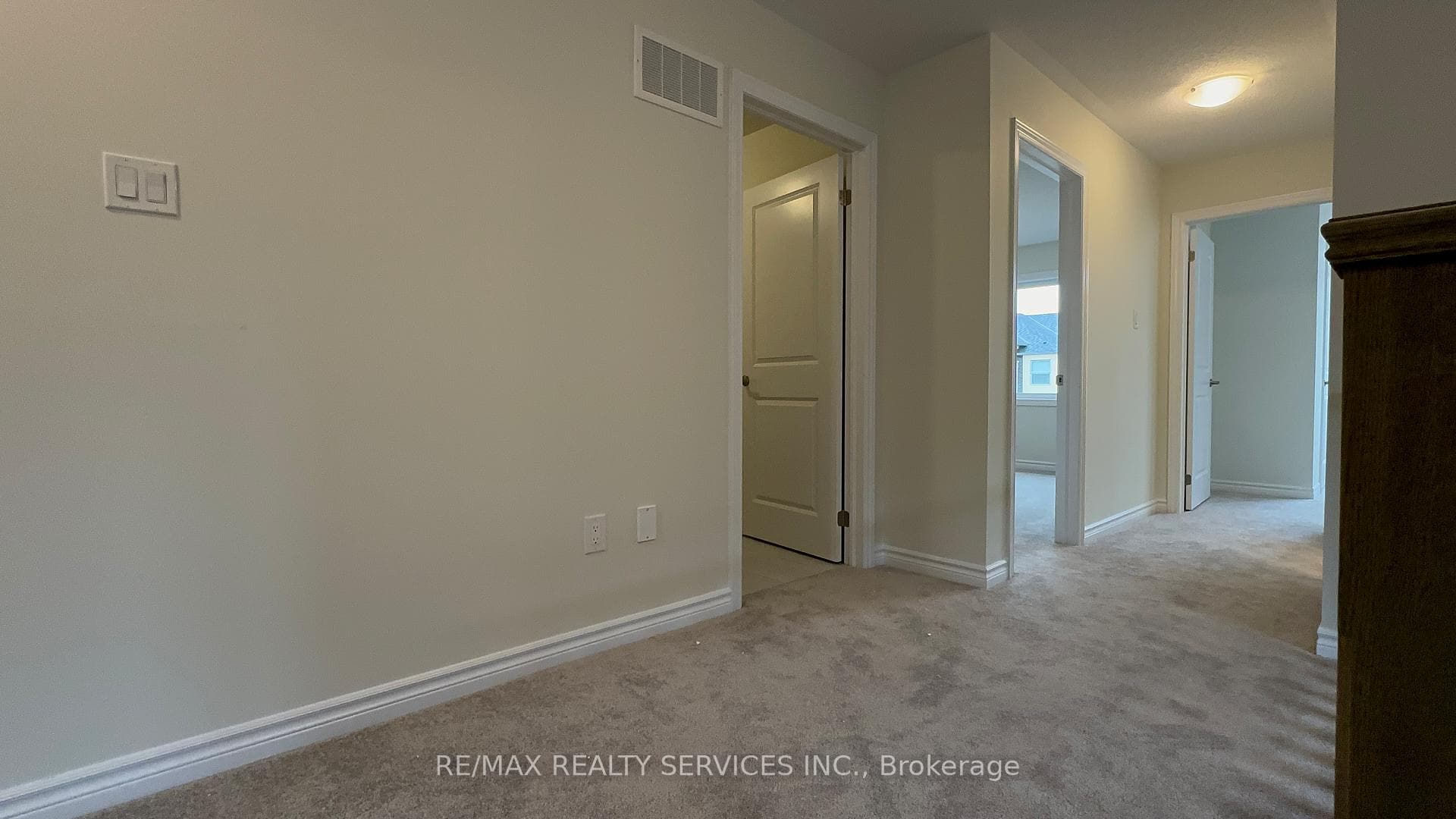 10 Molnar Crescent photo 25