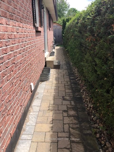 10 Marion Drive photo 3