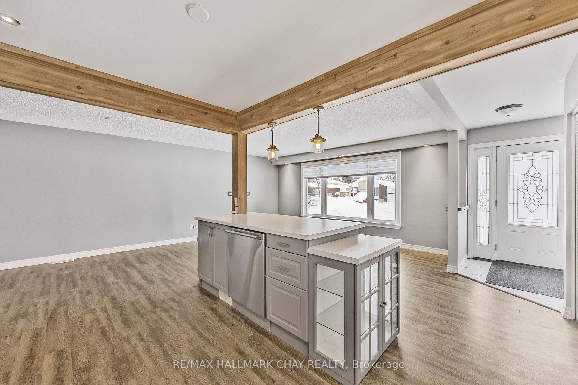 26 Roslyn Road Unit Upper photo 5