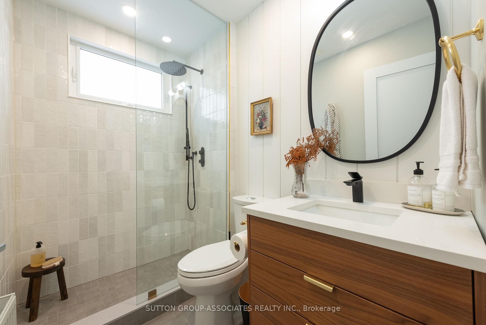 106 Uxbridge Avenue photo 22