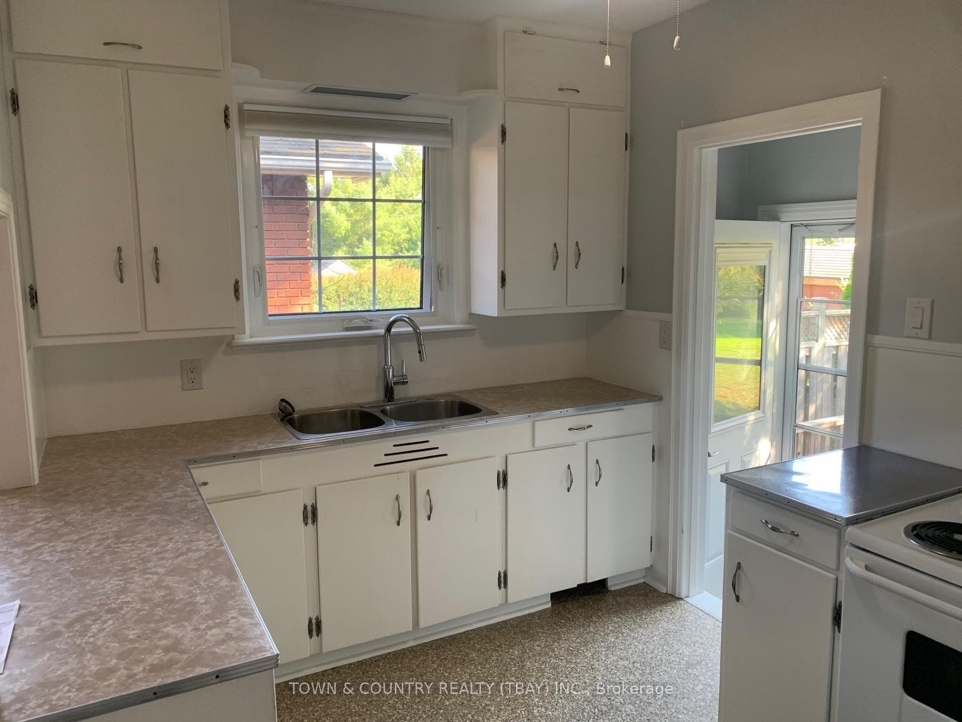 310 Brock Street photo 5