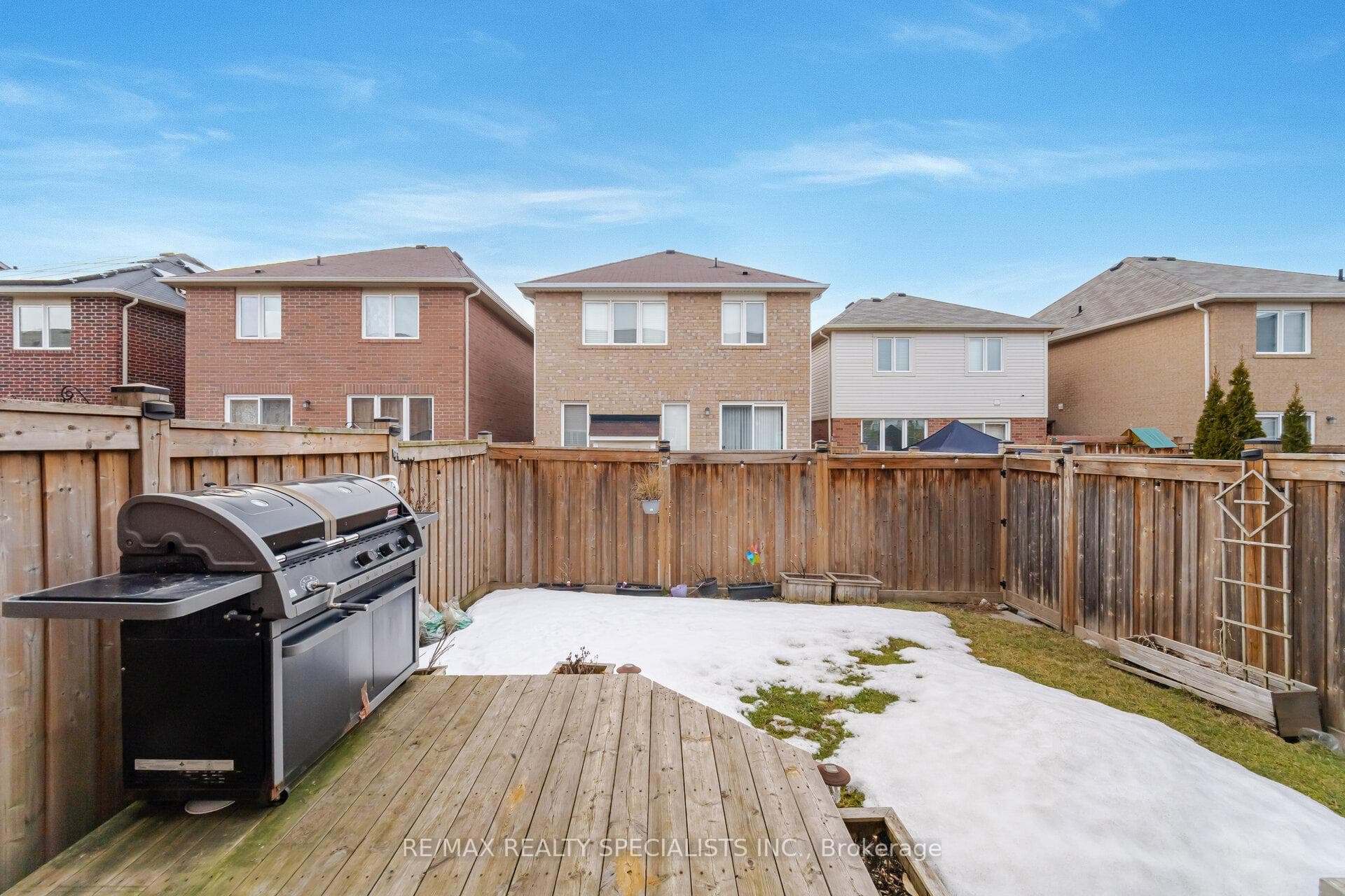 225 Mortimer Crescent photo 34