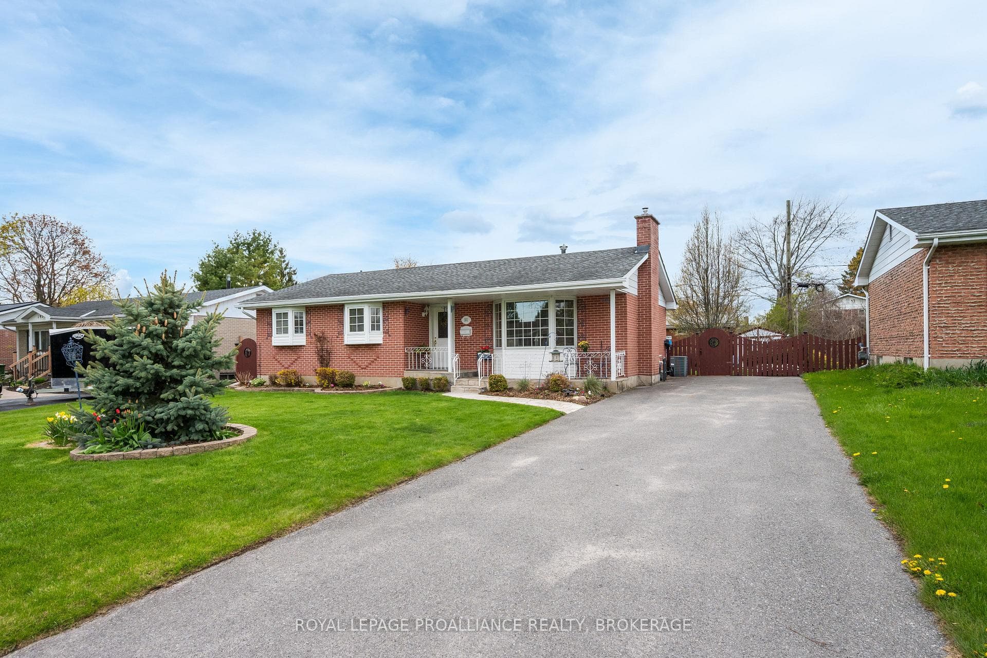 201 Camberley Crescent photo 3