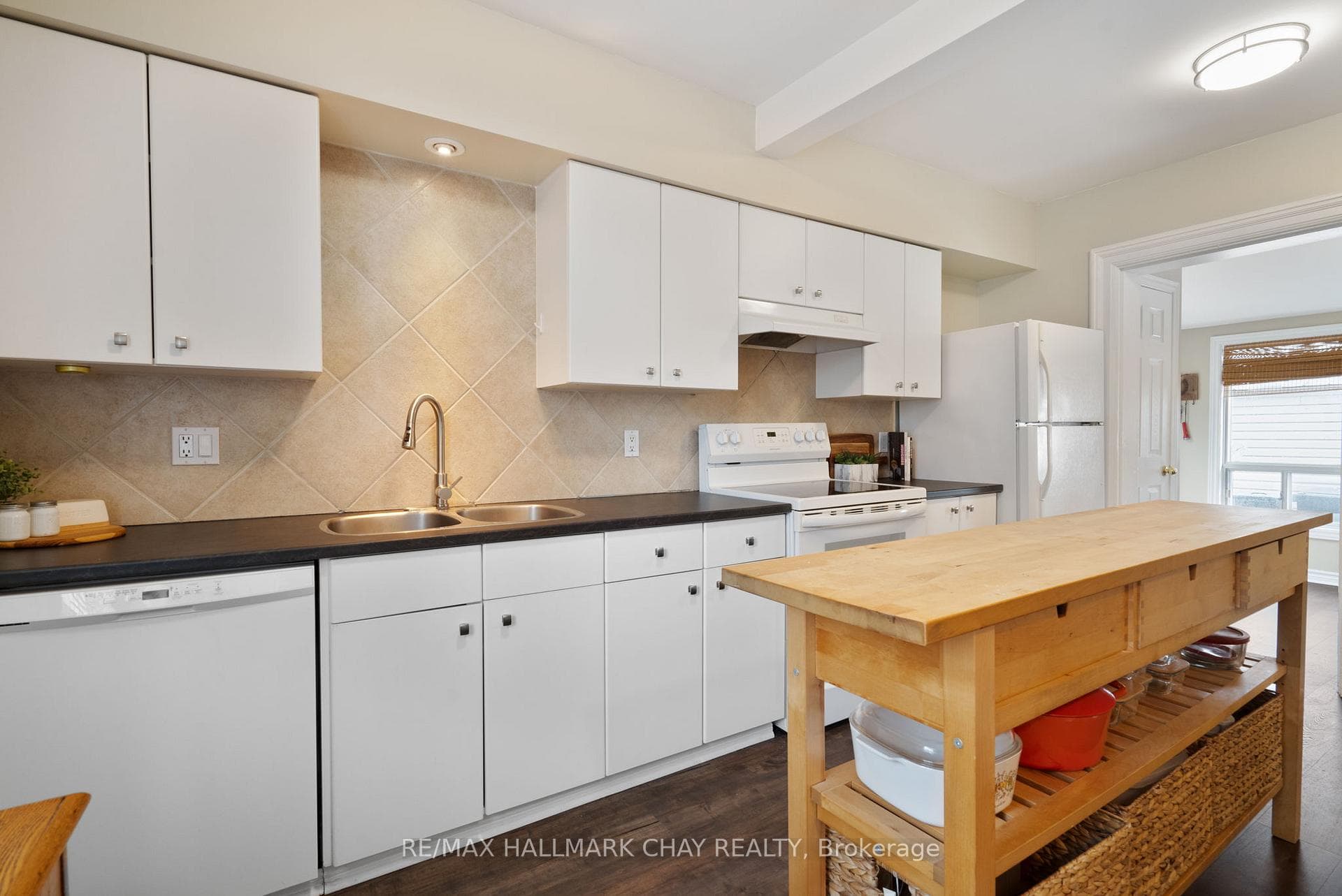 2088 Victoria Street photo 18