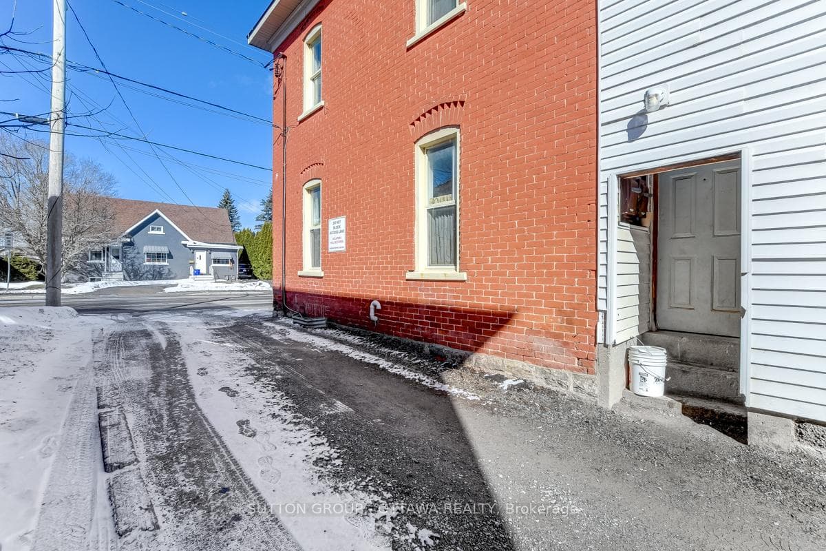 PARKING LOT LANEWAY AND SIDE ACCESS TO 117A