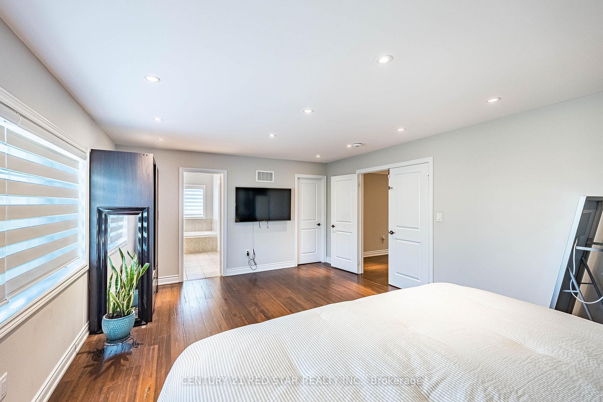 Large primary with custom walking closet & ensuite