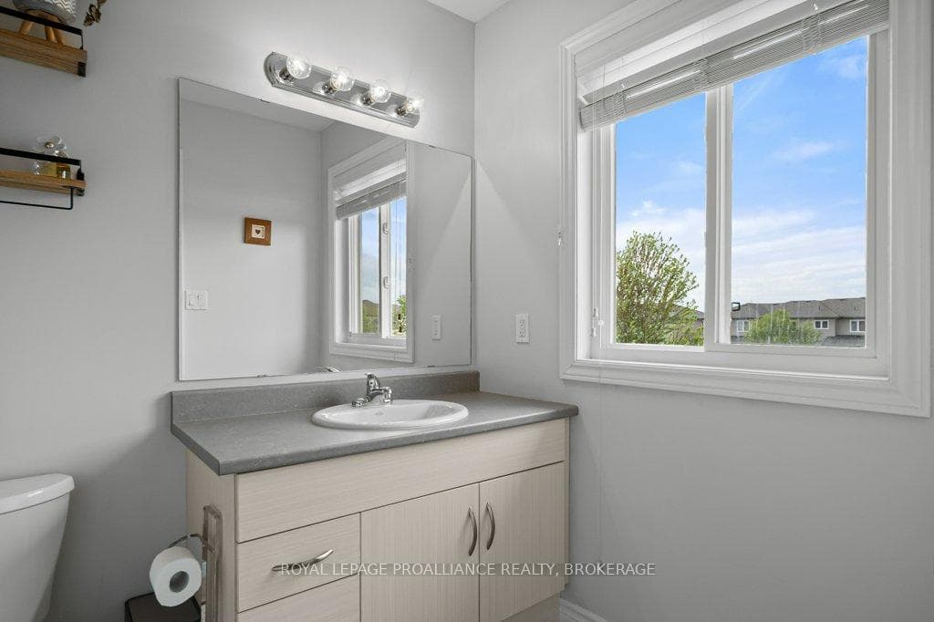 1560 Davenport Crescent photo 25