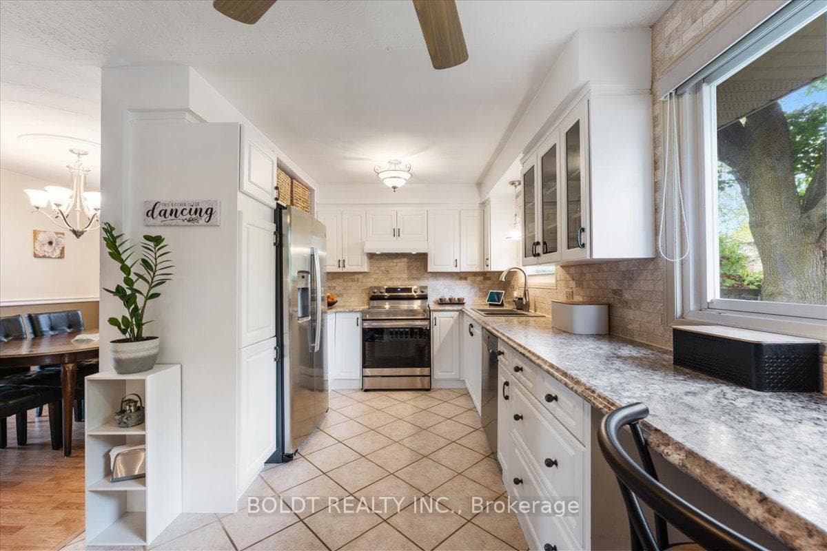 37 Lakebreeze Crescent photo 8