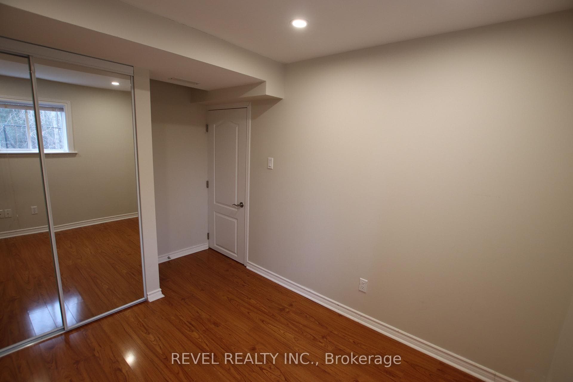 133 Rouge Forest Crescent Unit Bsmt photo 9