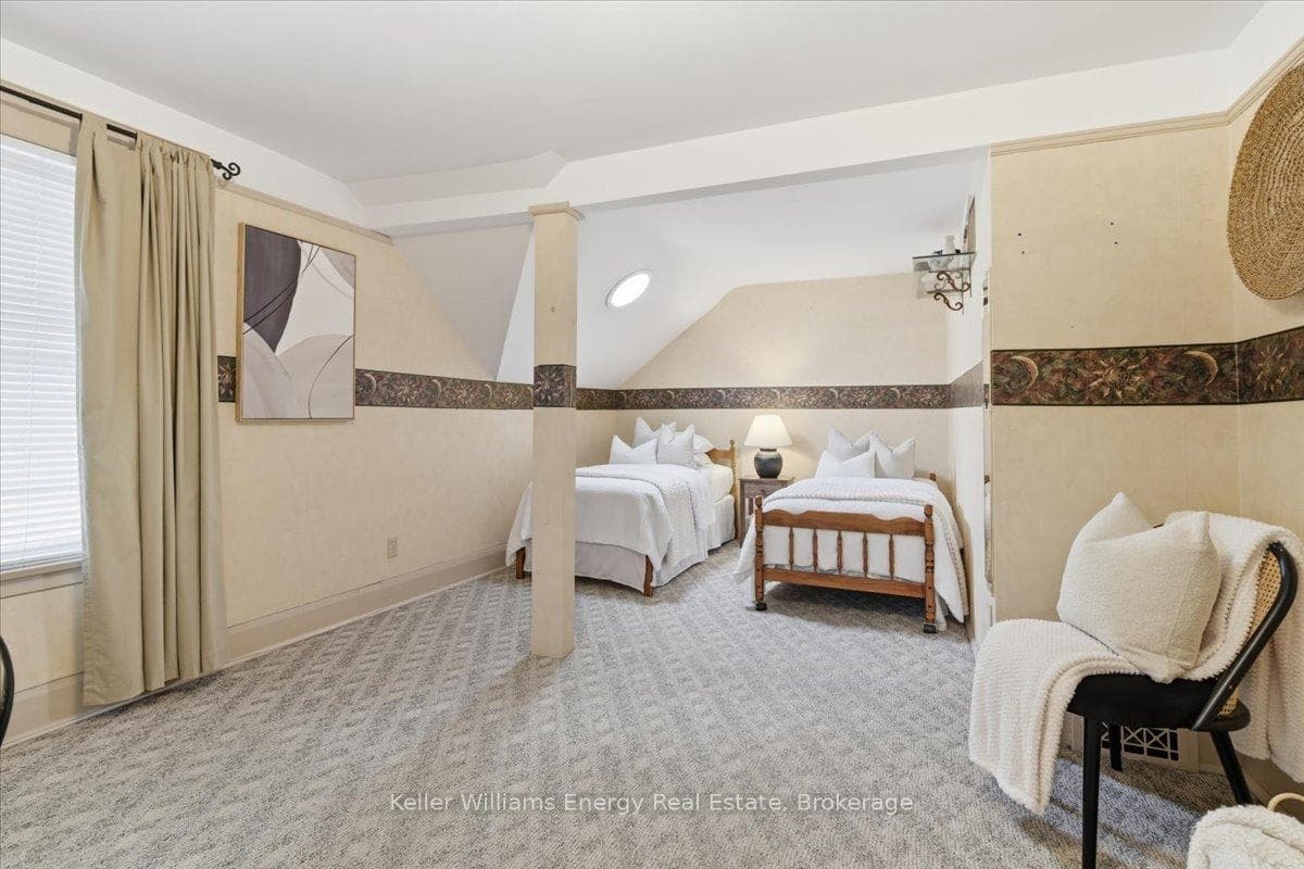 482 Simcoe Street photo 15