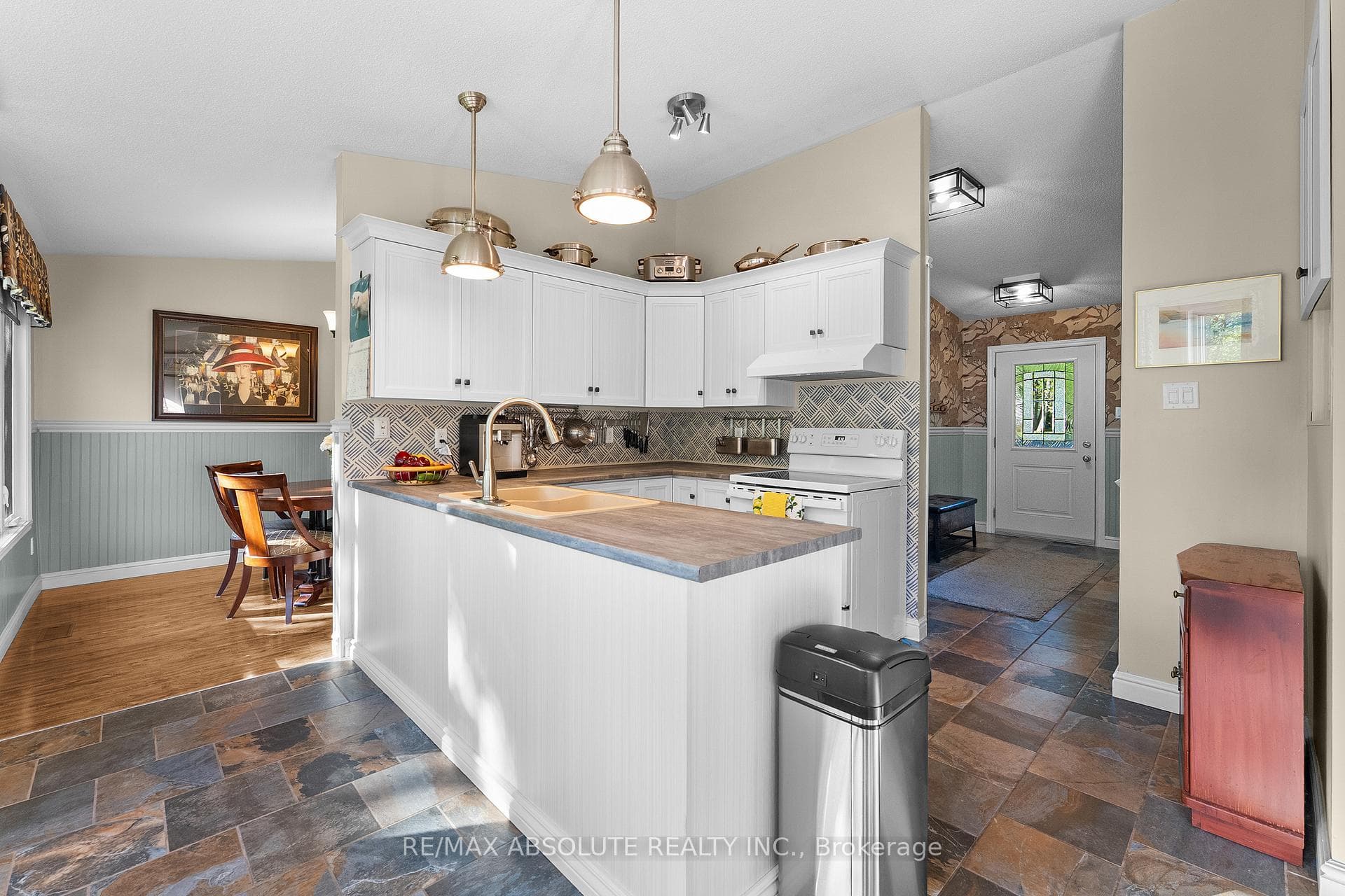 864 Centre Street photo 14
