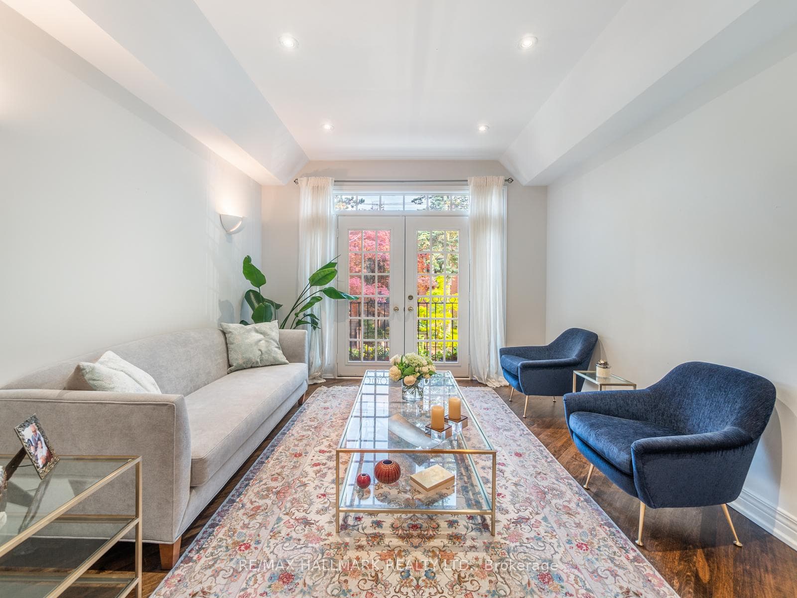 74 Macpherson Avenue photo 6