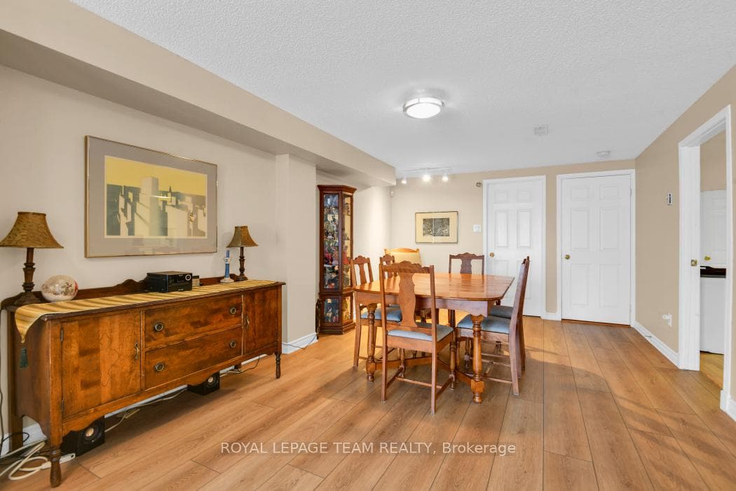 1581 Belleterre Street photo 23