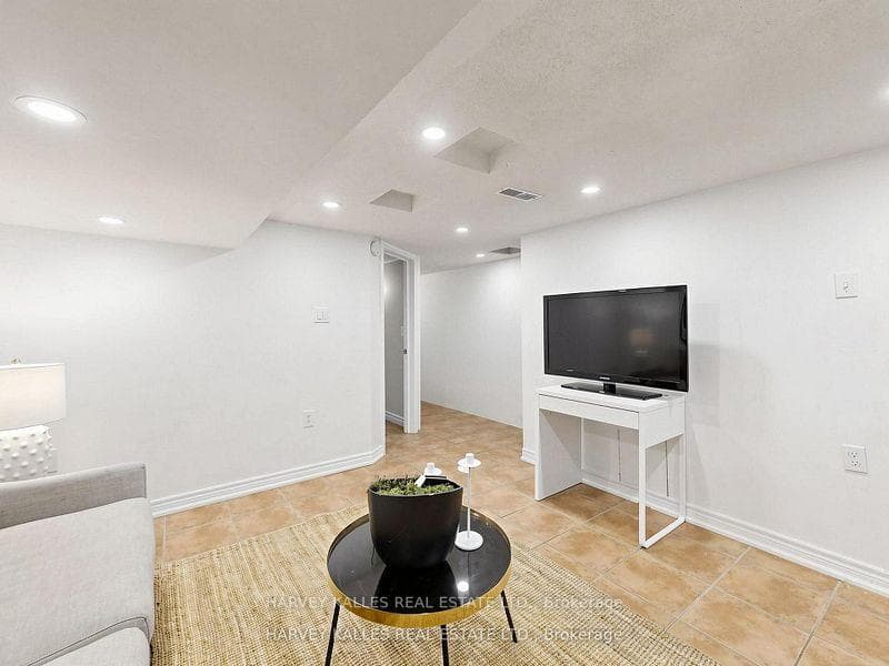 108 Caledonia Road photo 39