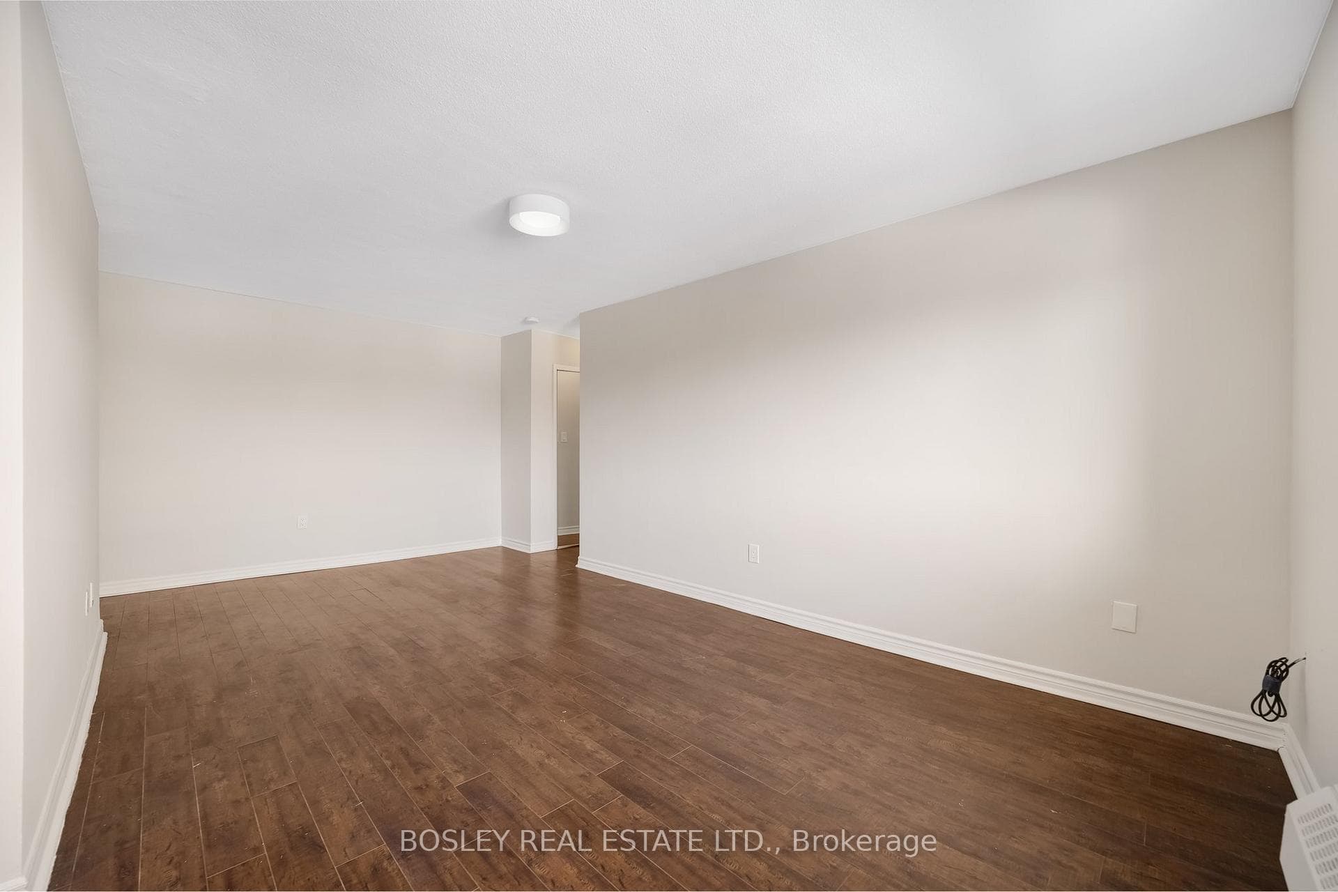 2485 Woking Crescent Unit 404 photo 7