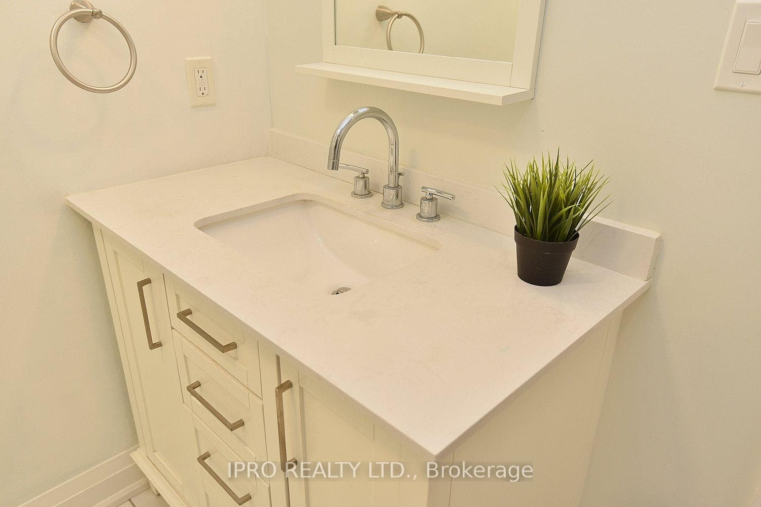 1420 Chalice Crescent photo 25
