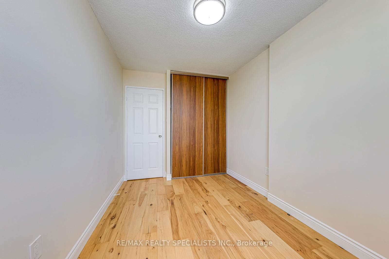 966 Inverhouse Drive Unit 405 photo 35