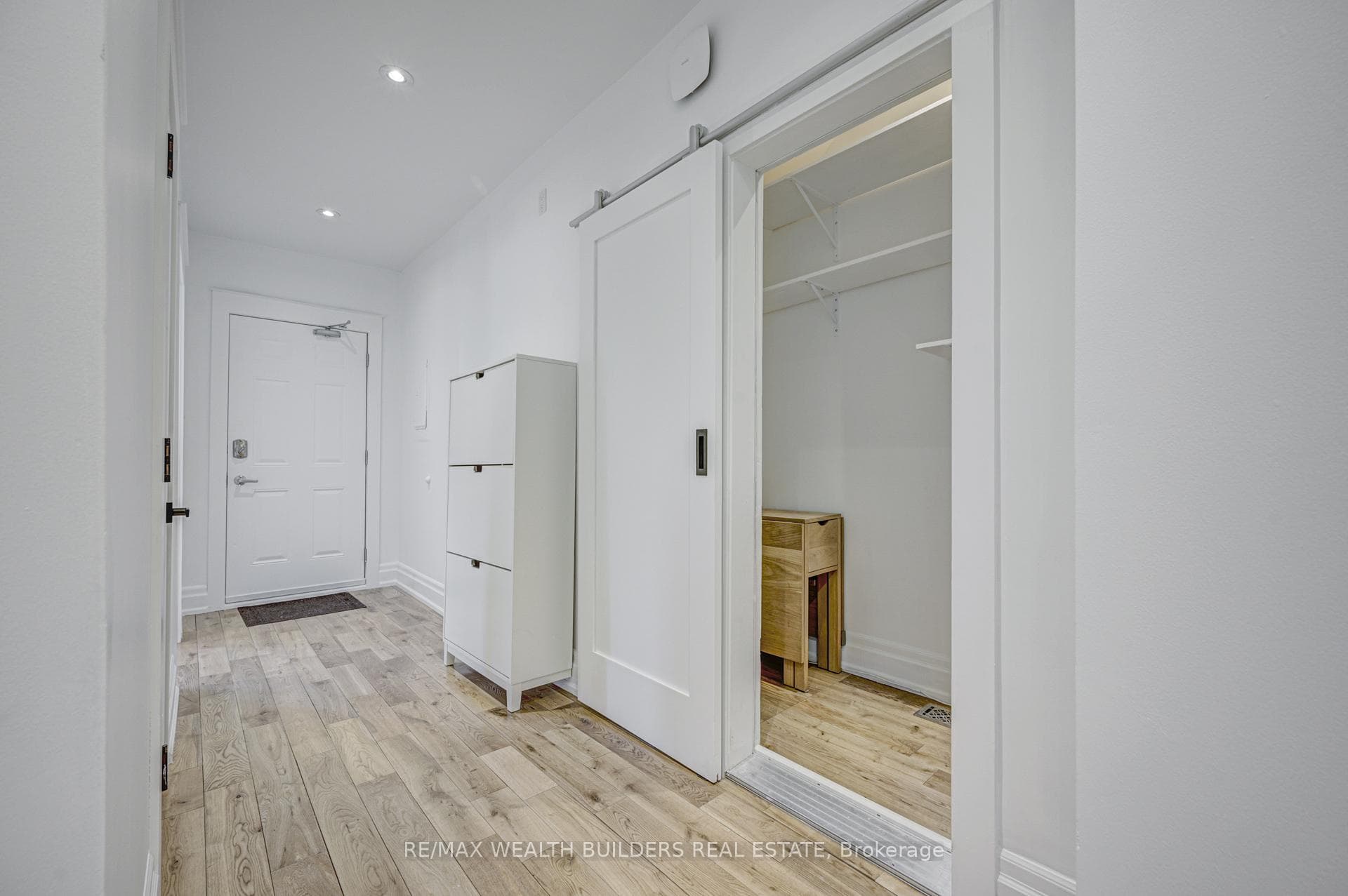 172 Indian Road Crescent Unit Main photo 4