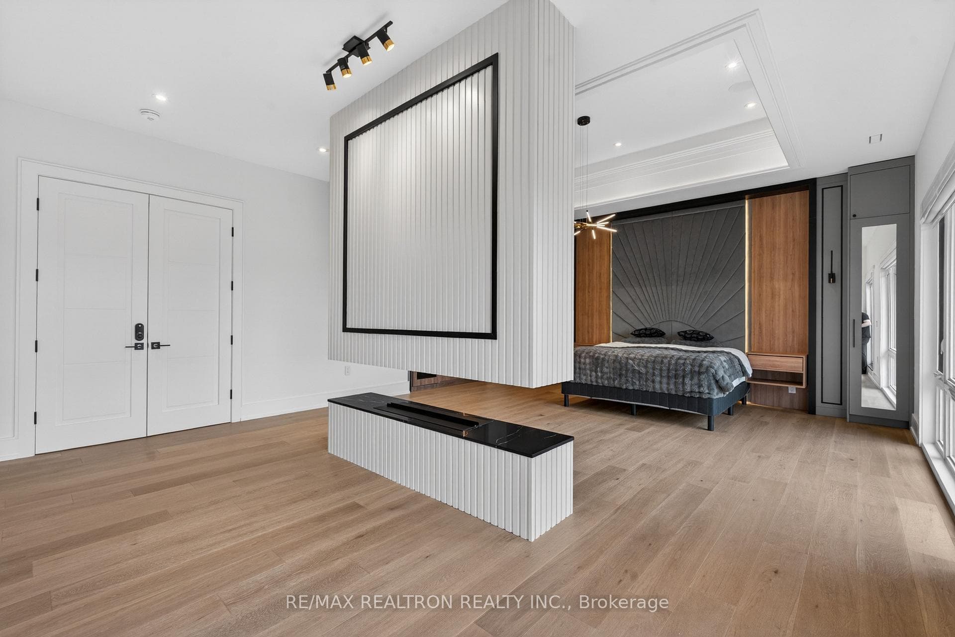 116 OAK Avenue photo 42