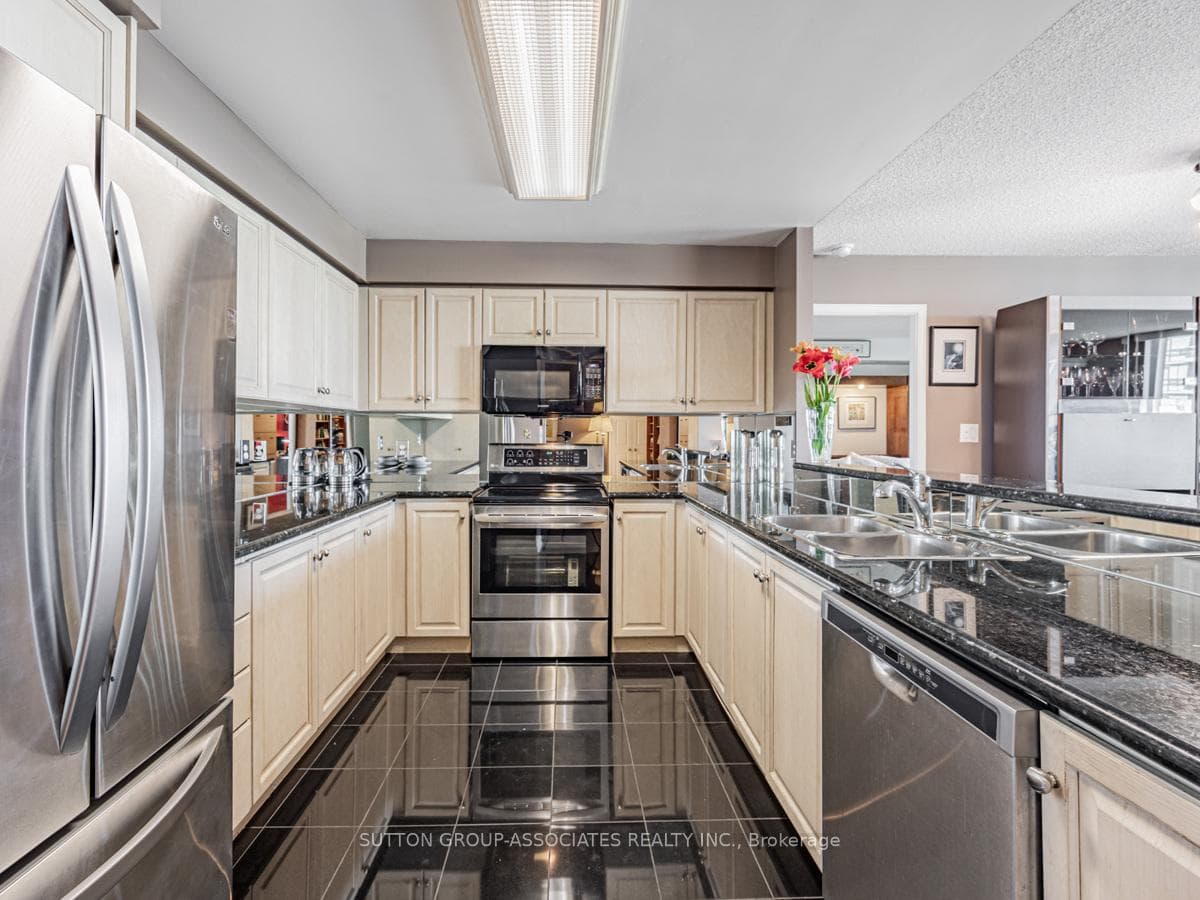 23 LORRAINE Drive Unit 1705 photo 7