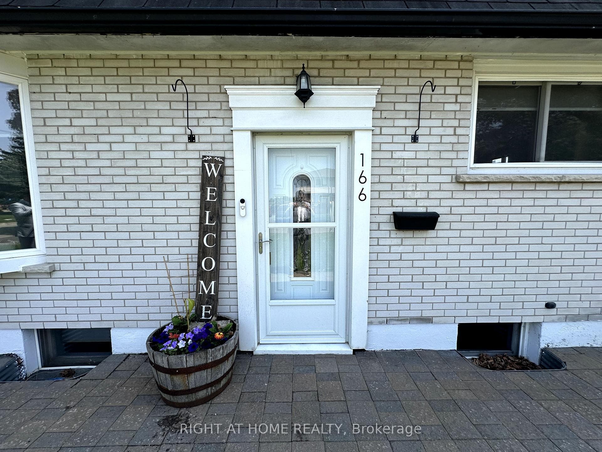166 Barkley Crescent photo 2