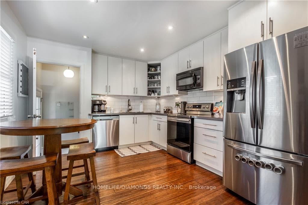 107 Ellis Crescent Unit Upper photo 10