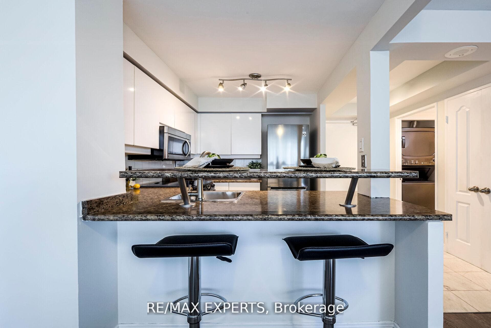 942 Yonge Street Unit 1006 photo 15