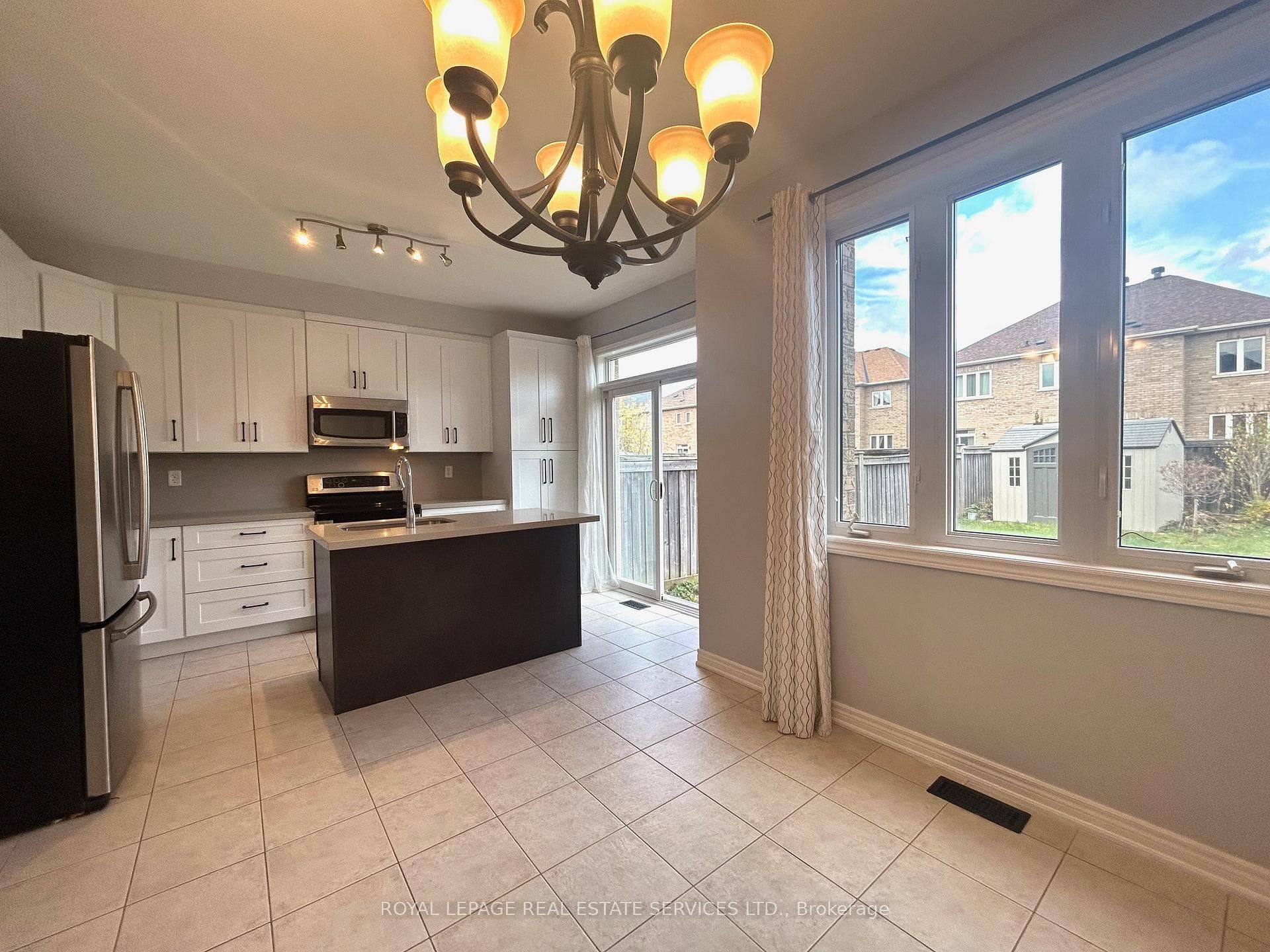 1285 Jezero Crescent photo 7