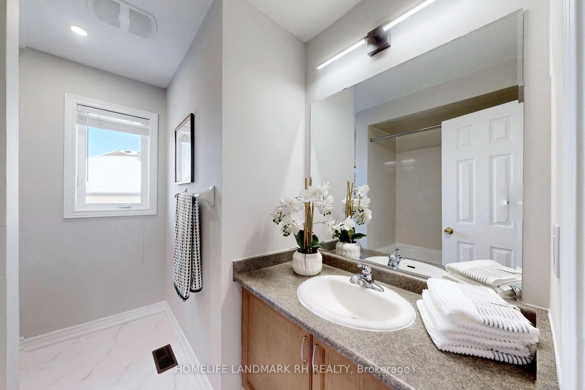 1031 Blackhall Crescent photo 35