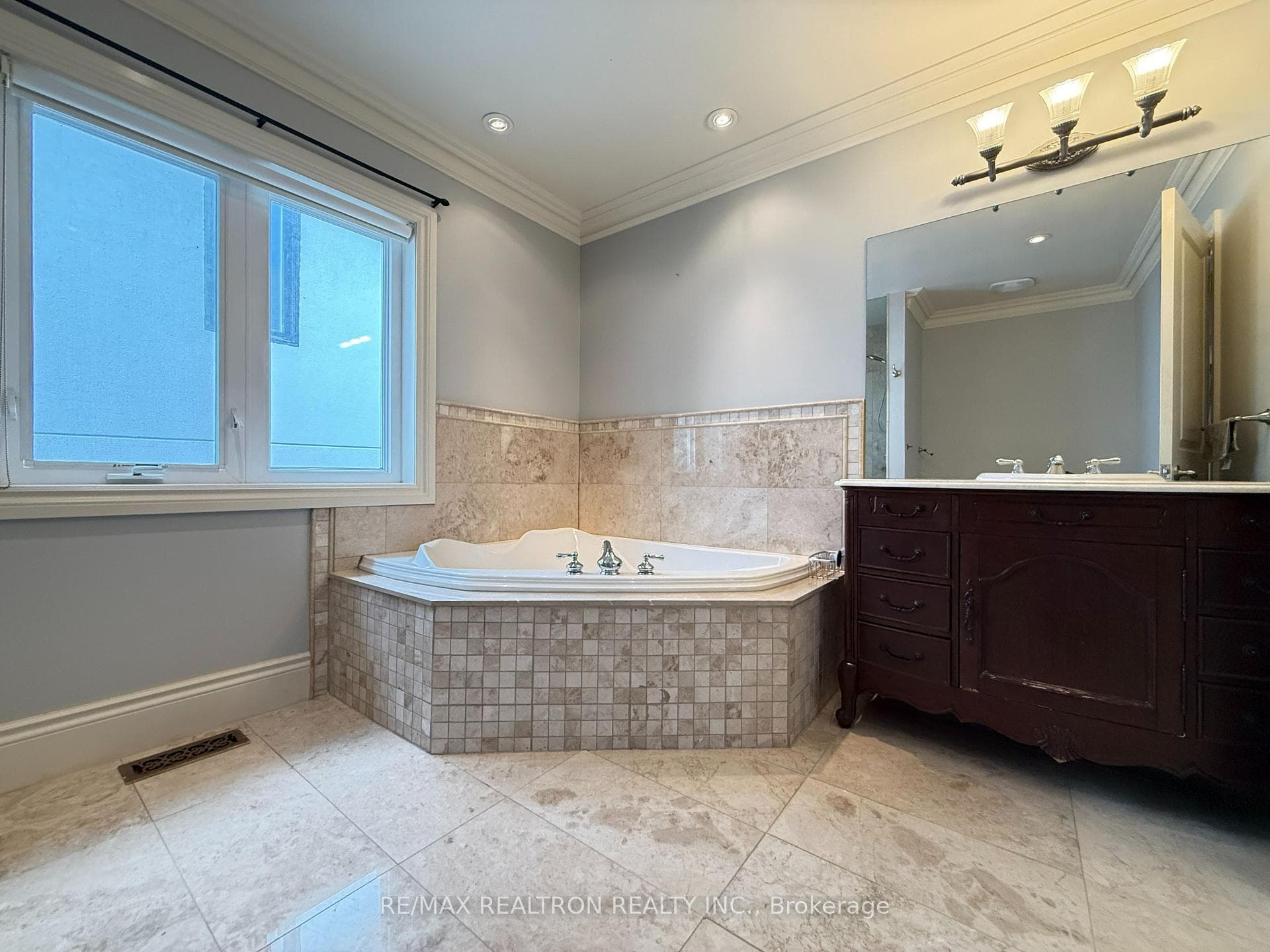 130 Alexis Boulevard photo 13