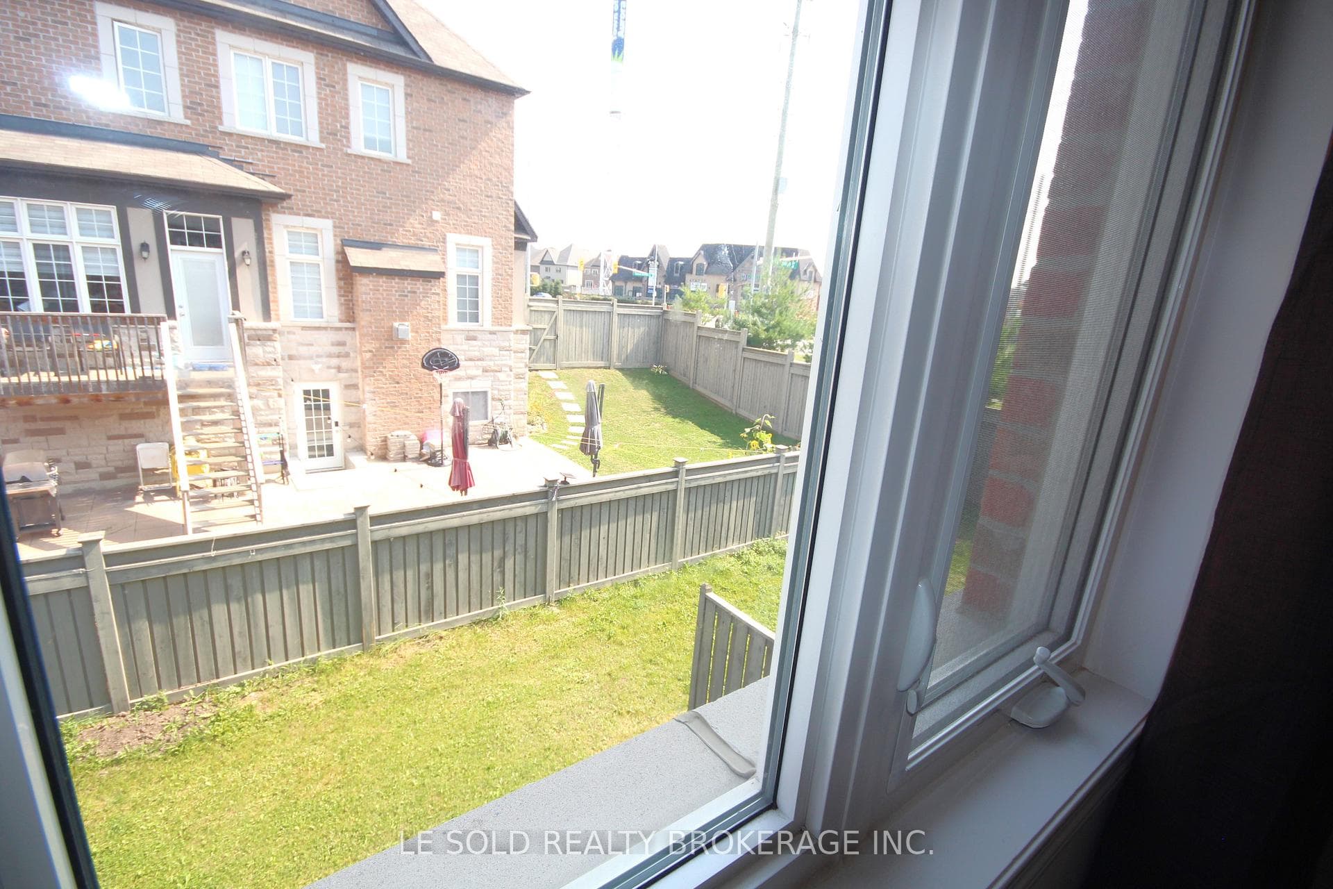 90 Hutt Crescent photo 28
