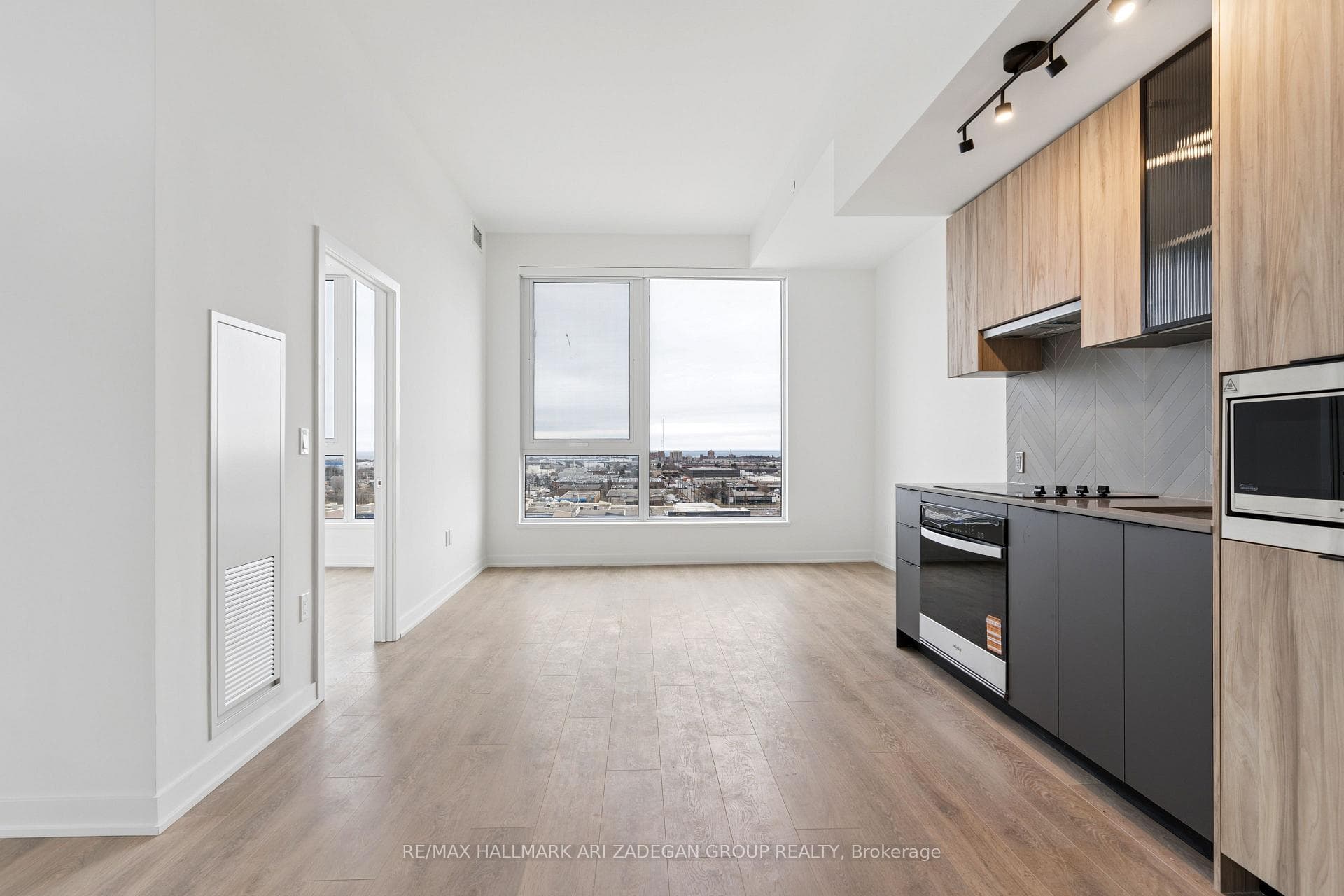 1037 The Queensway N/A Unit 902 photo 4