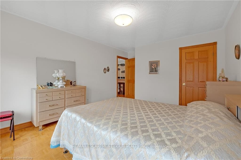 10 Embassy Drive photo 27