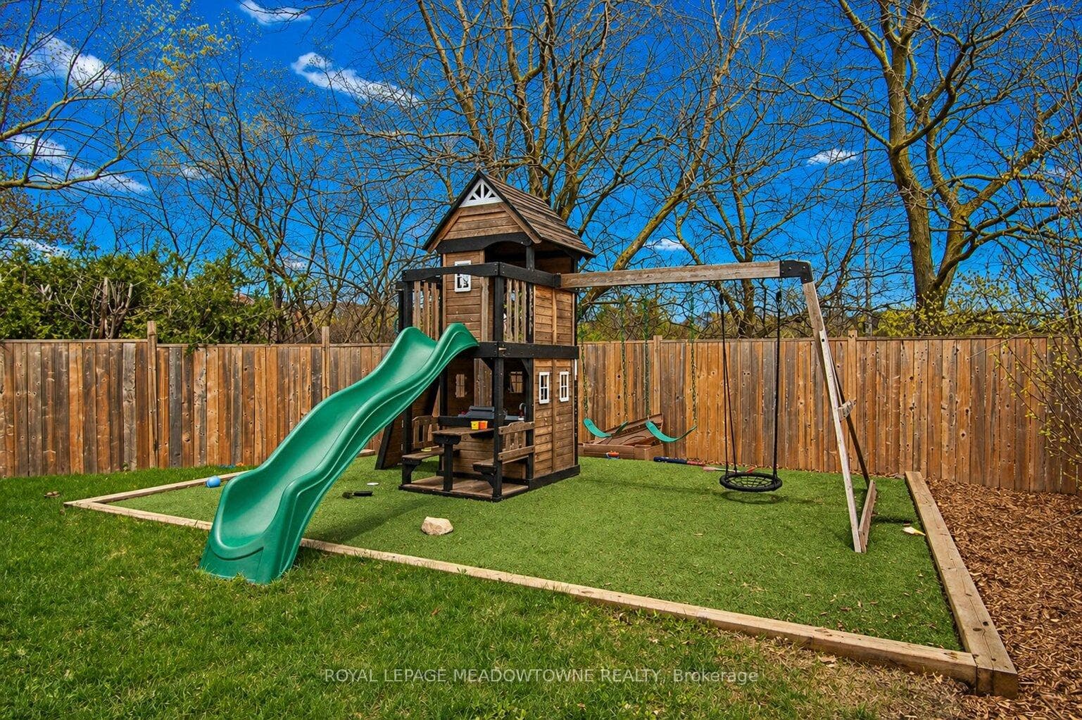 566 Moorelands Crescent photo 38