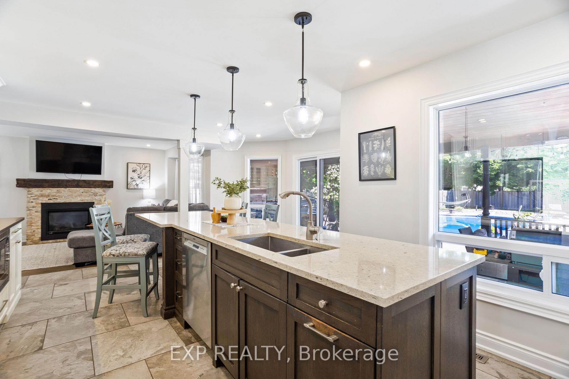 Huge Family-Sized Kitchen - Great for entertaining
