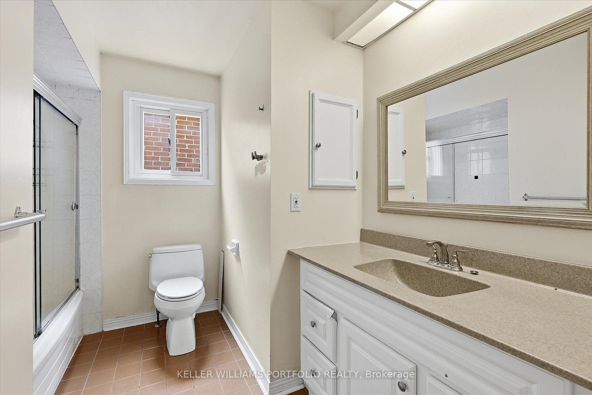 73 Jessica Gardens photo 34