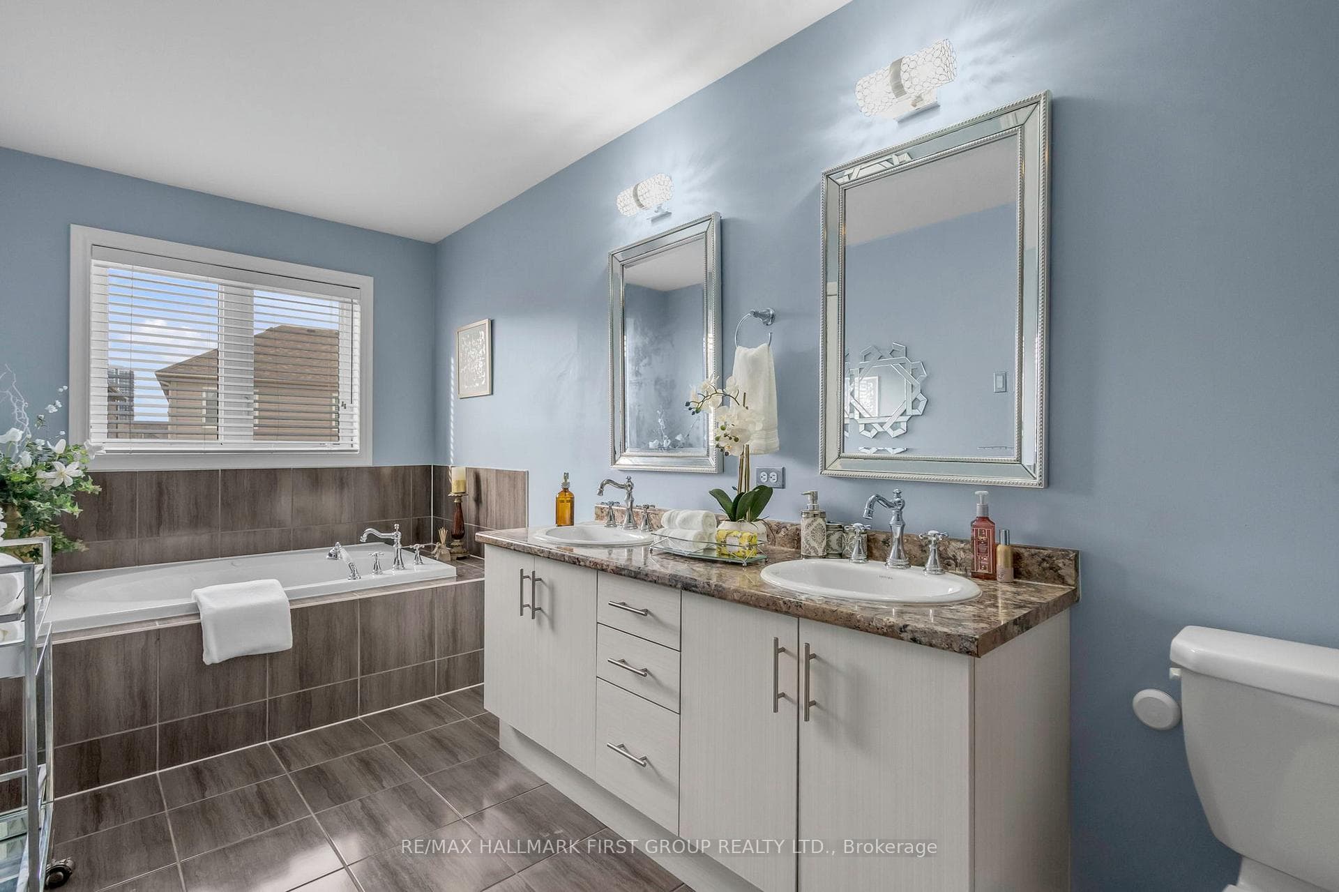 2368 Dobbinton Street photo 17