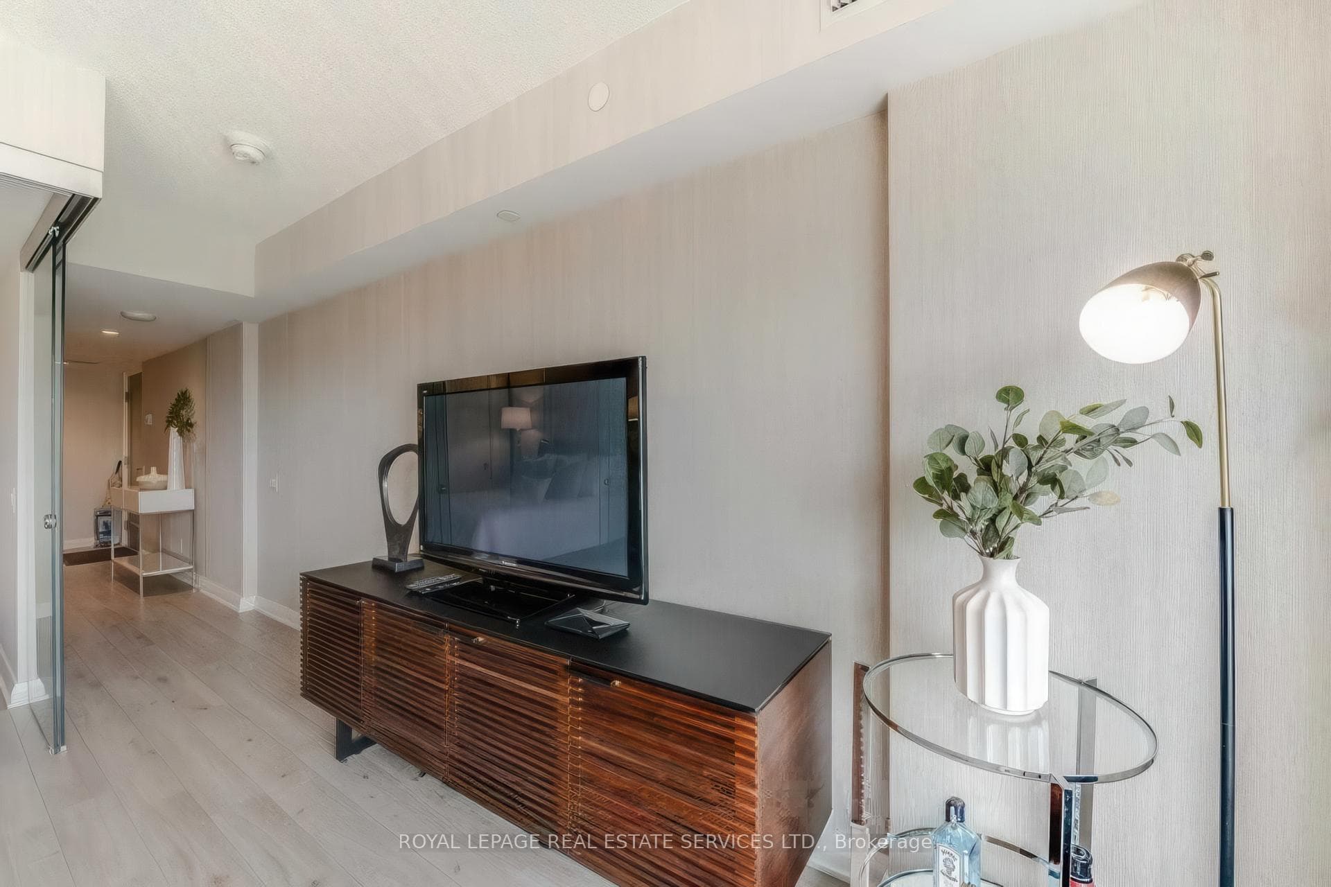 155 Yorkville Avenue Unit 2420 photo 8