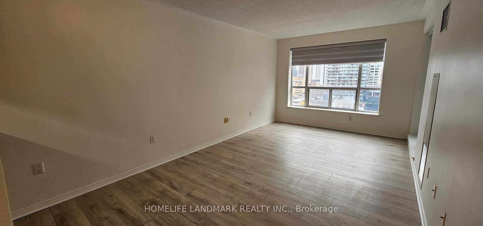 887 Bay Street Unit 1402 photo 10