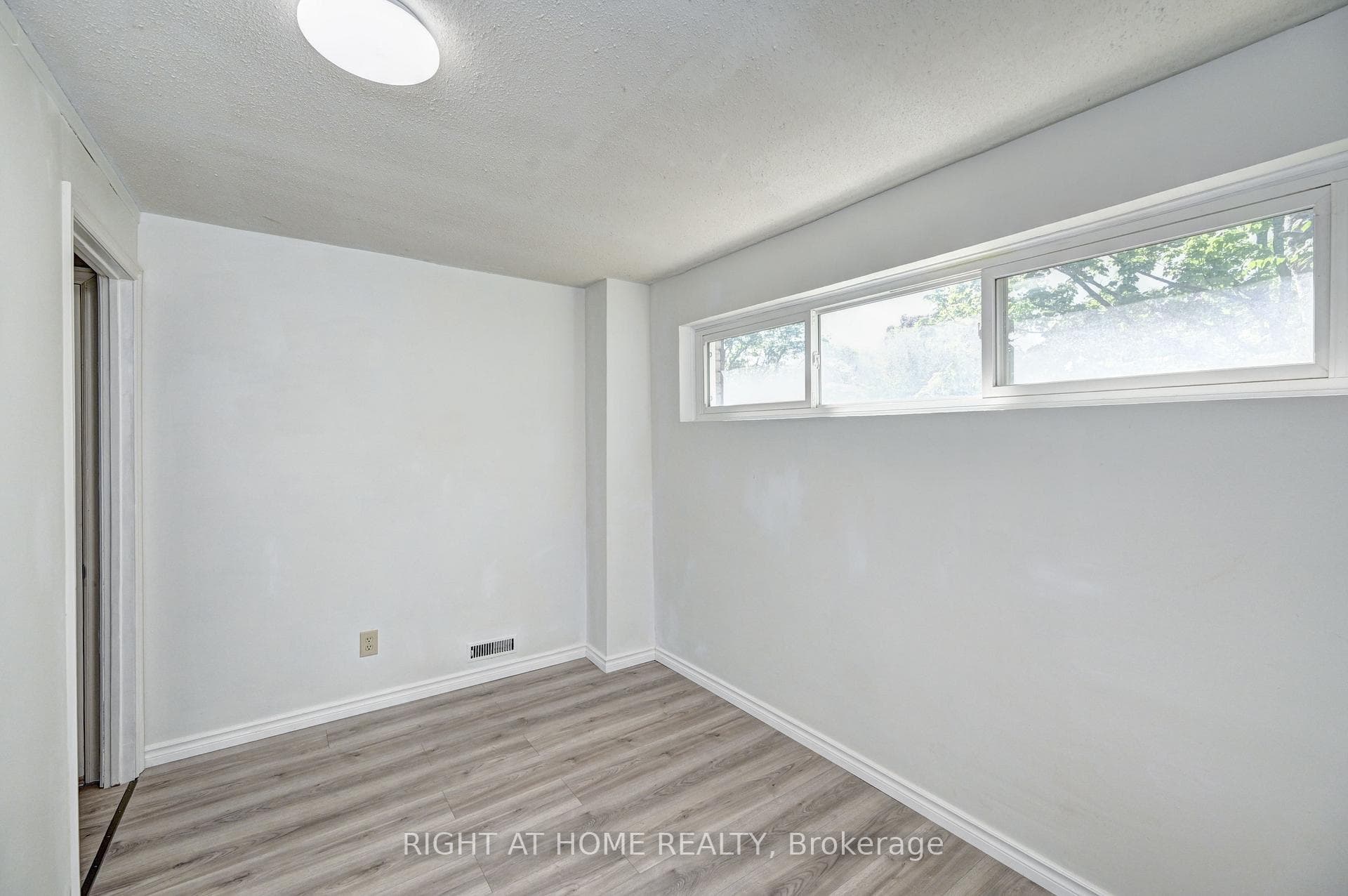 92 Pinemeadow Crescent photo 39