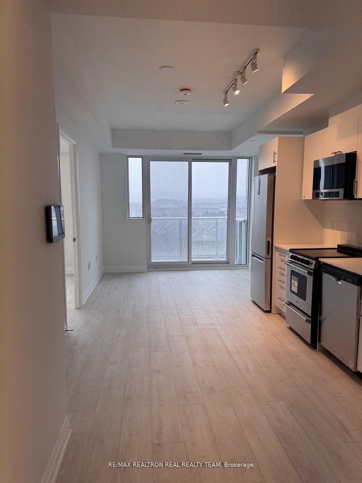 412 Silver Maple Road Unit 605 photo 3
