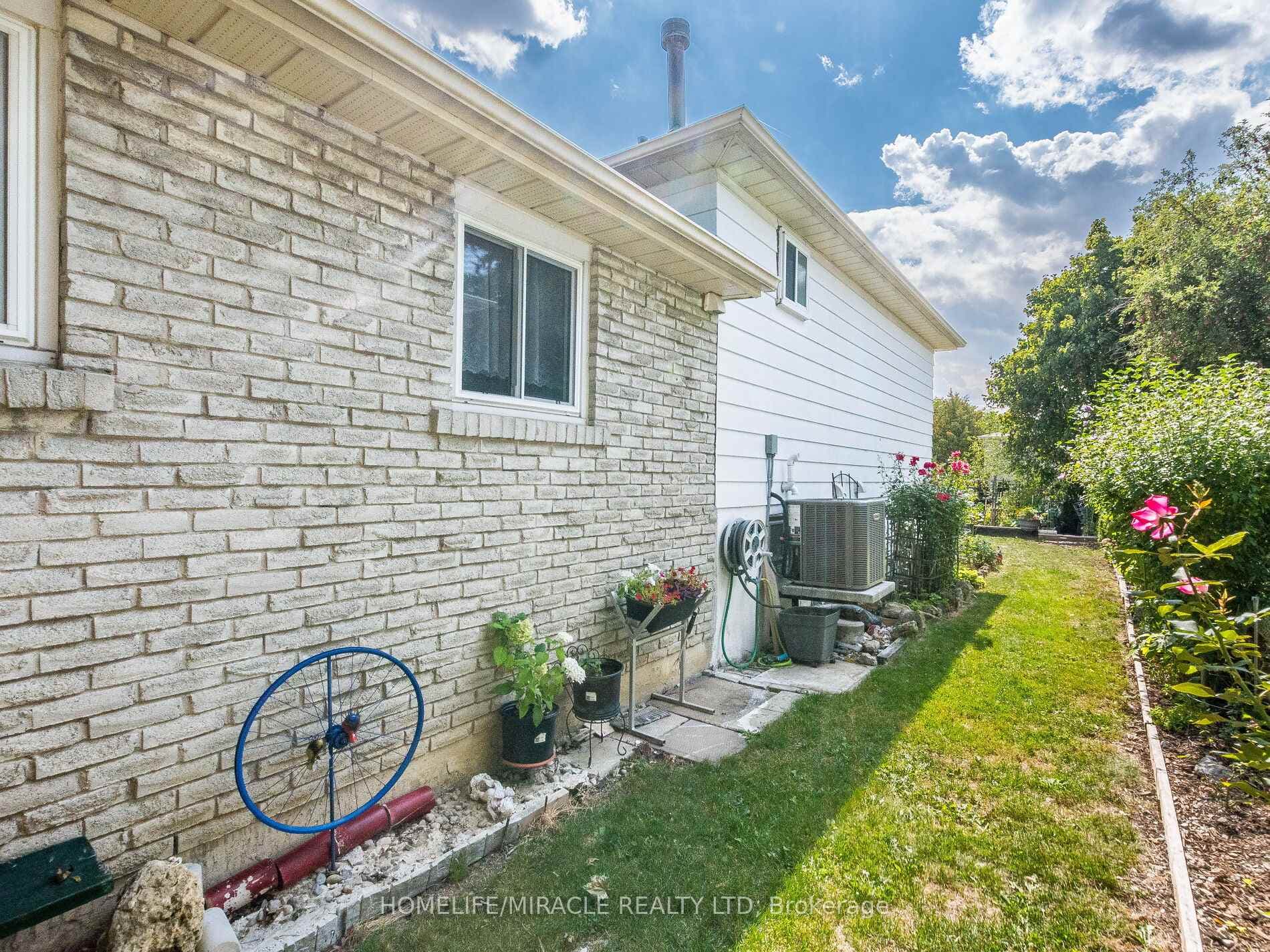 64 Geneva Crescent photo 43