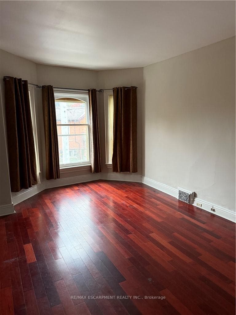 105 Wellington Street photo 6