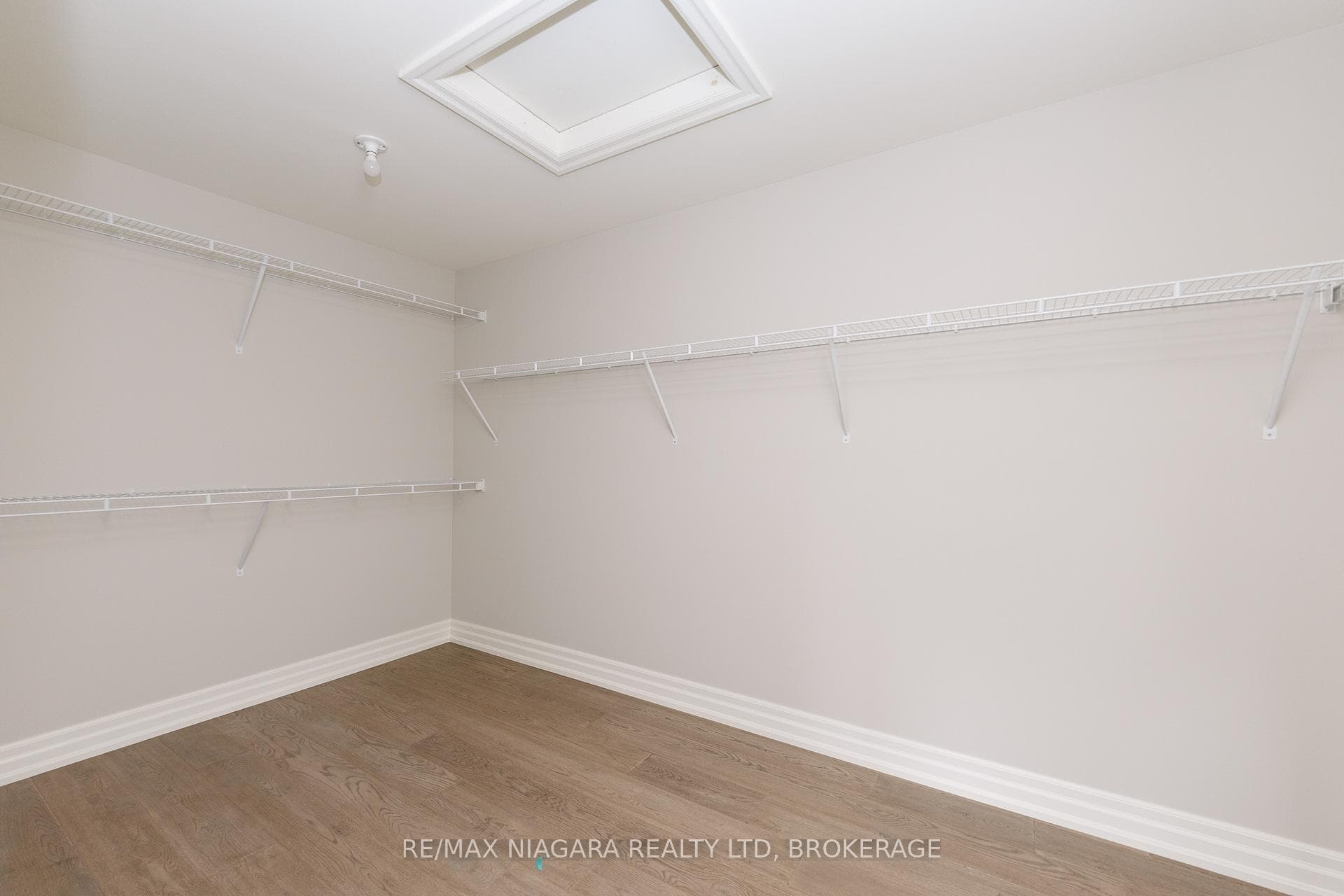 Primary Bedroom w/5pc ensuite & walk-in closet