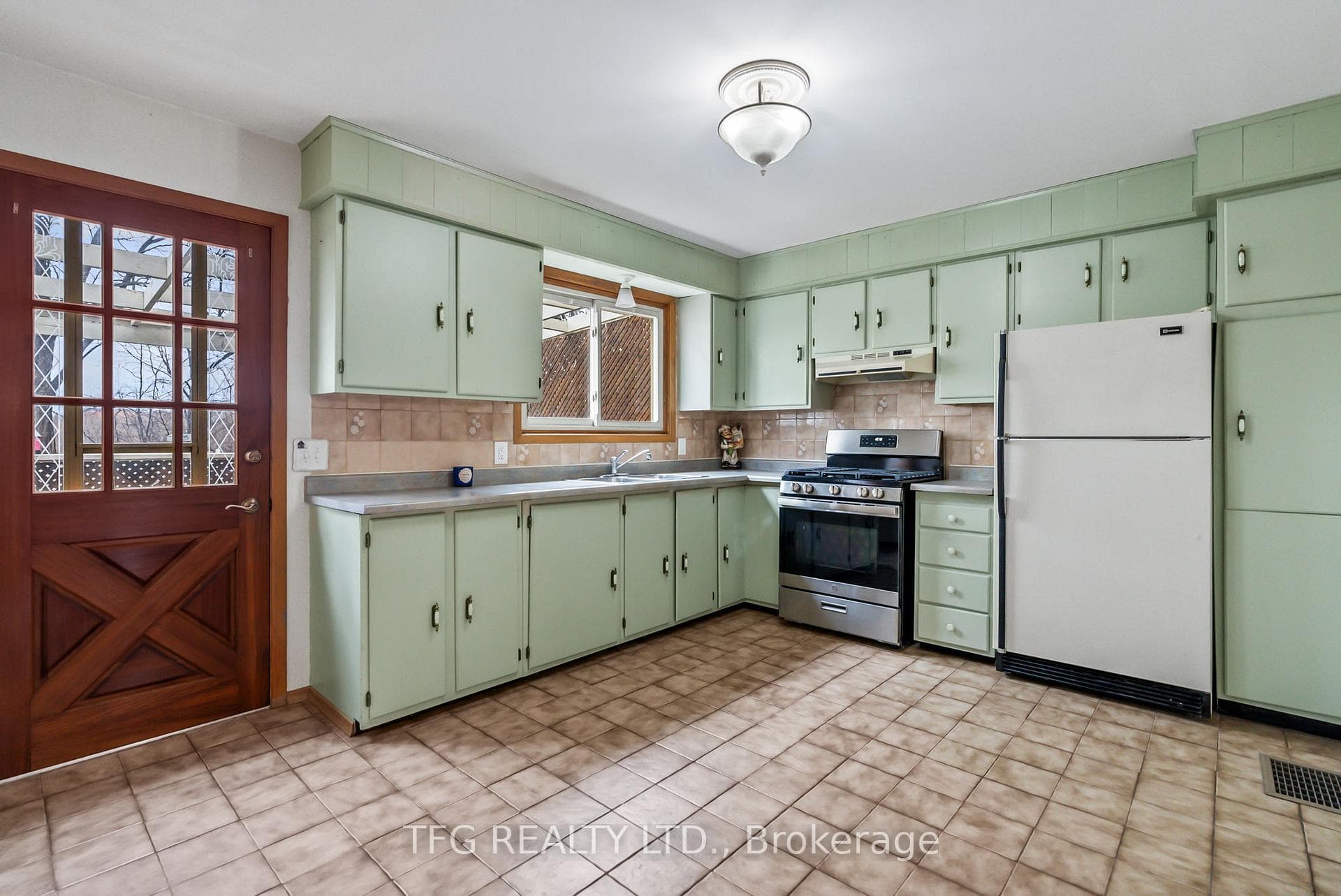 242 Tamarack Court photo 9