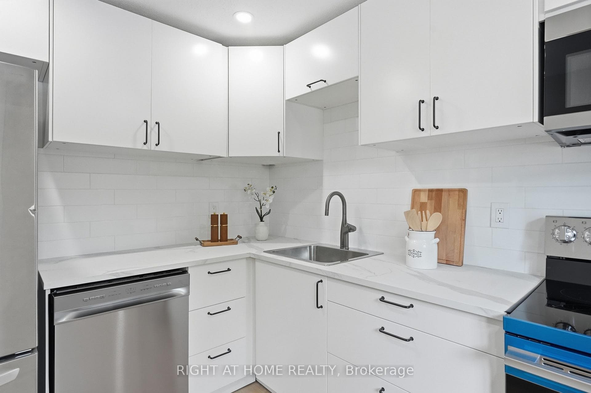 7874 Jeanne D'arc Boulevard Unit 3 photo 5
